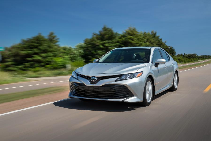  Toyota Camry Hybrid LE 2017 года  (NA) (фото 15 из 21)